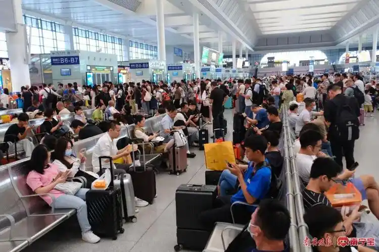 旅客在南宁东站候车大厅候车