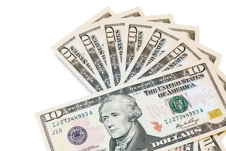 现金,在白色背景上孤立的十美元钞票
