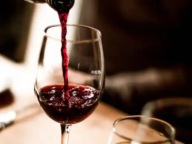 浪漫餐桌唯美红酒图片