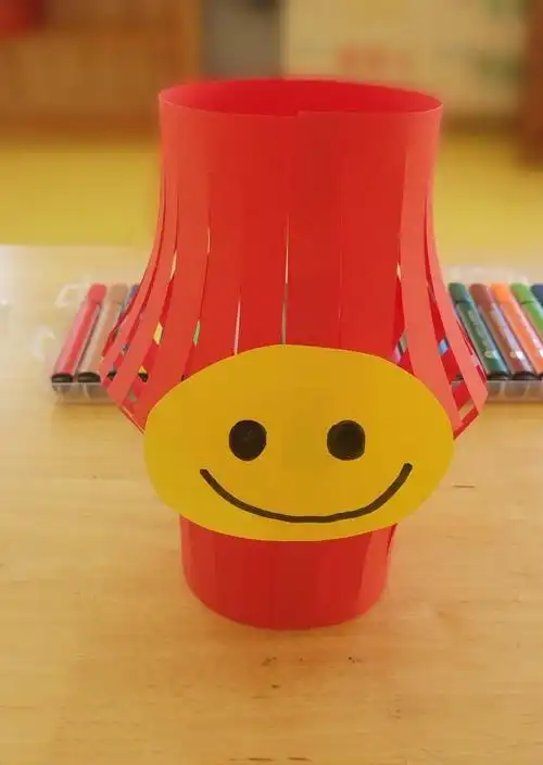 2,幼儿能正确的使用剪刀,制作简单的灯笼. 3,在制作中感受节日的氛