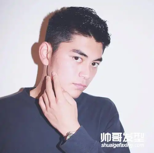 2017男生最新露额头短发 清爽帅气的男生短发图片(3)