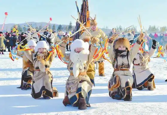 鄂伦春族姑娘在"伊萨仁"现场跳起民族舞蹈.新华社  发