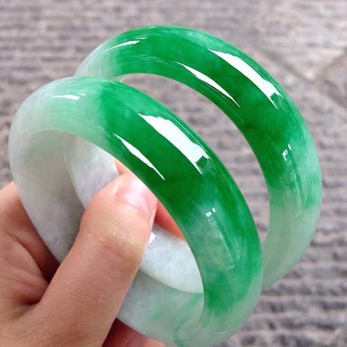 周大福缅甸冰种翡翠玉手镯女款玉镯子满绿春彩阳绿年轻少女款翡翠 52