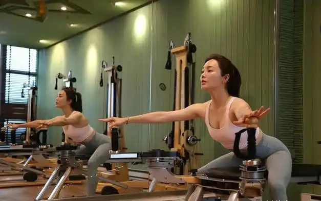 女星刘芊含穿紧身健身服运动展现优美身姿简直让人羡慕和嫉妒
