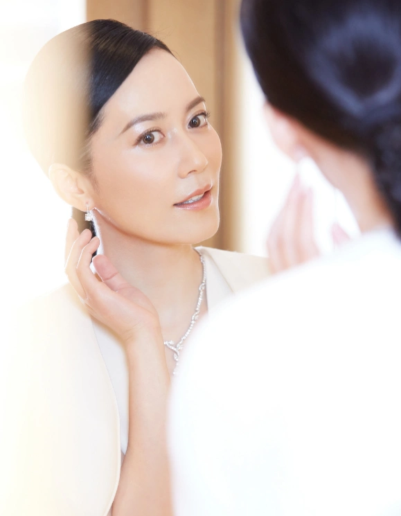 俞飞鸿v领装 一身黑白套装 很知性风