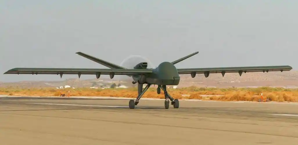 莫哈维无人机首次从英国航空母舰上起飞,能携带4枚地狱火导弹_莫哈韦