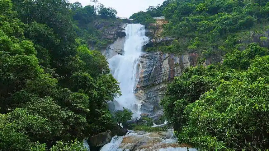 在广东惠州罗浮山发现一座巨大瀑布,飞流直下三千尺,非常壮观