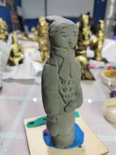 【中班】星空原创手工——仿铜兵马俑制作