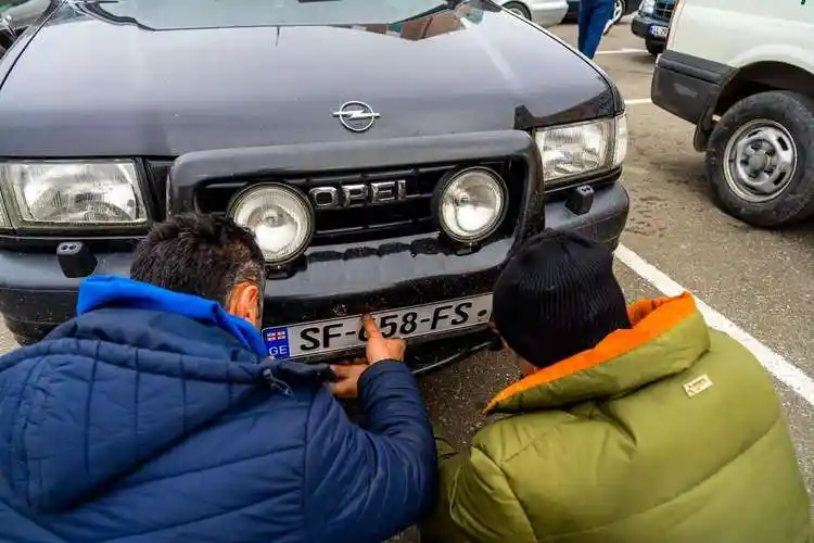 我们在格鲁吉亚花2万块买了辆越野车打算开着它绕地球一圈