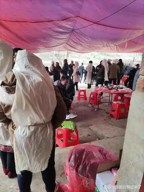 我的岳父仙逝了,在湖南乡下举办葬礼时,我们一家只