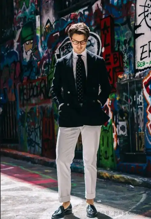 无论你的西装外套是黑色,海军蓝还是棕色,下身搭配一条九分长的白色卷