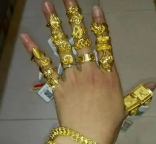 说实话,当土豪真心累啊,看这一手的金戒指戴的,都快半斤重了