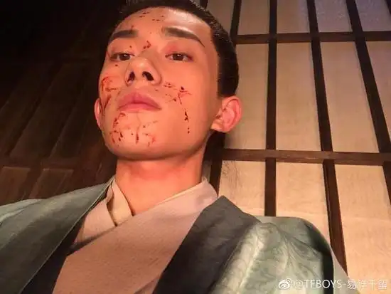 易烊千玺晒满脸血迹 十分恐怖