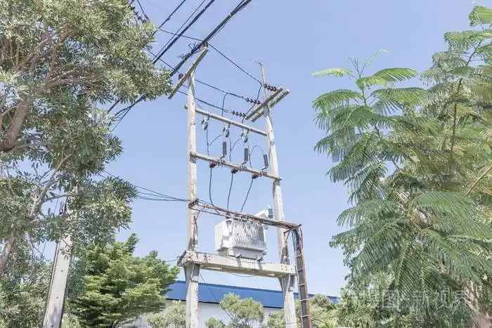 大变压器安装在带有电线的电杆上