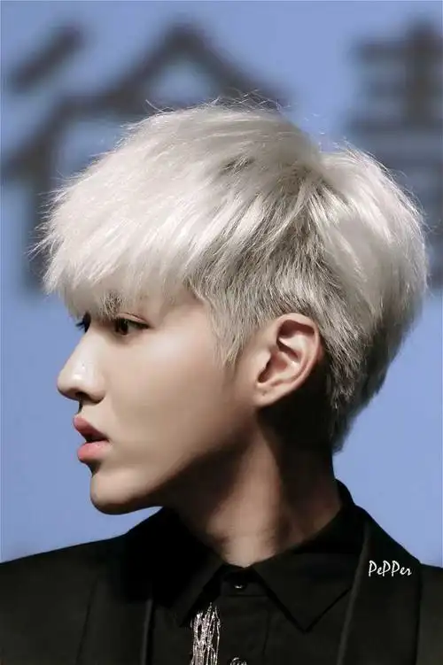 请问吴亦凡是否有整容 我两个朋友此刻正为此事争辩不休?