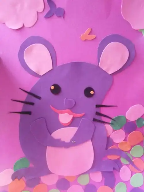 手工课上  同学用海绵纸制作 剪贴出一幅幅栩栩如生的手工作品(小老鼠