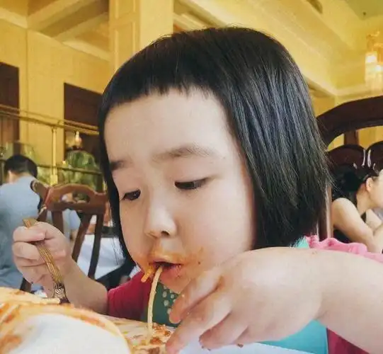 吃货小蛮宝宝长大了,小姑娘可爱又俏皮,变身宝宝界时尚大咖!