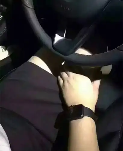 为什么她们喜欢秀大长腿和方向盘