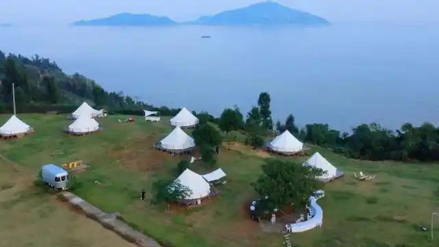 带着自己亲手捕捞的鱼货,"国潮发掘团"来到了山顶的知也之野帐篷民宿