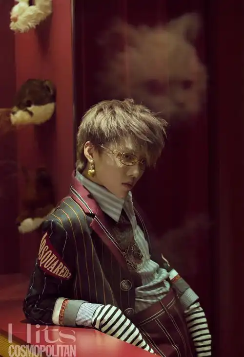 刘雨昕金丝眼镜甜酷写真图片