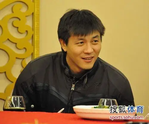 幻灯张玉宁执教沈足举杯畅饮与墨镜美女合影