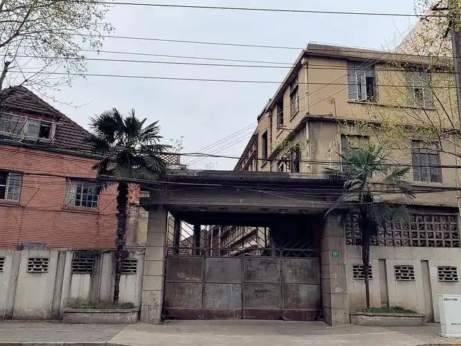 隆昌路220号,铁门紧闭,看模样像工厂的大门,估计也和日本人的纱厂有关