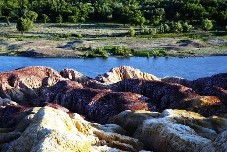 新疆五彩滩的美景