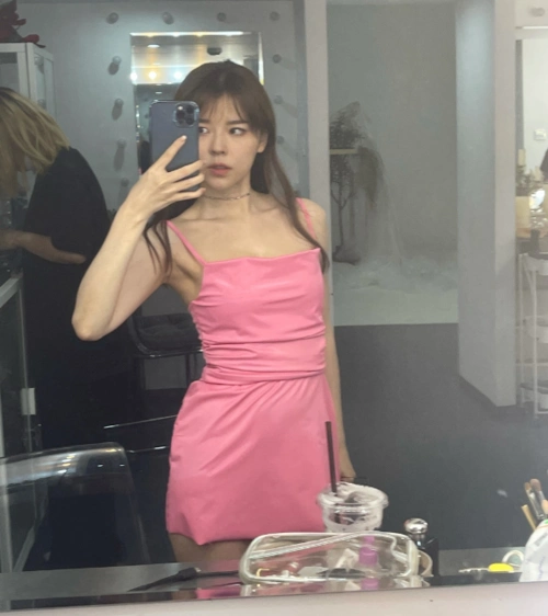 沫子化妆间晒自拍照不小心暴露身材体型粉丝这绝对没有d