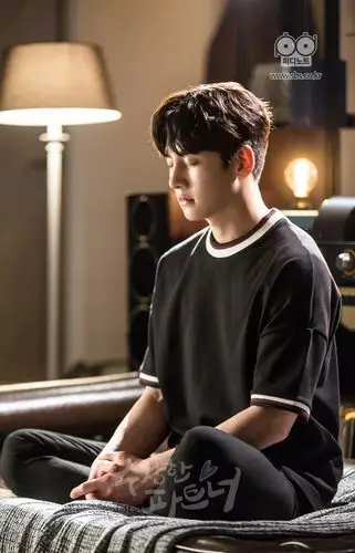 毕业于檀国大学演剧电影科.