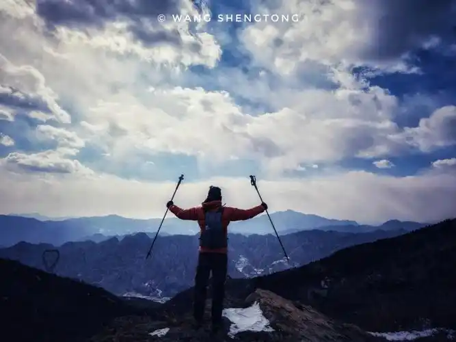 一个人上山一群人下山