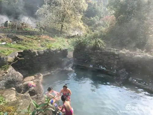 《难忘的摆乐塘变色温泉》位于怒江大峡谷保山潞江坝段芒柳村赛林寨