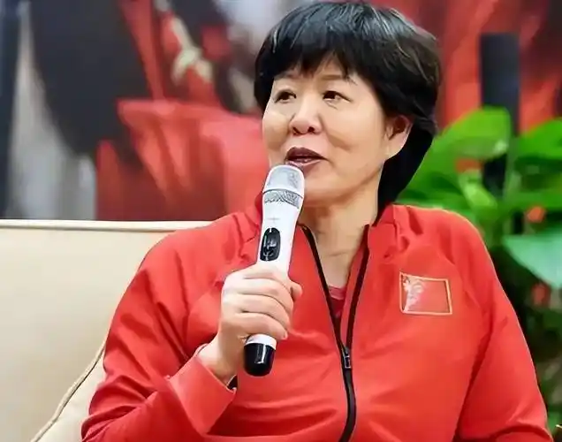 原创65岁郎平最新照片公开携家人赴美形象和在国家队时期大相径庭