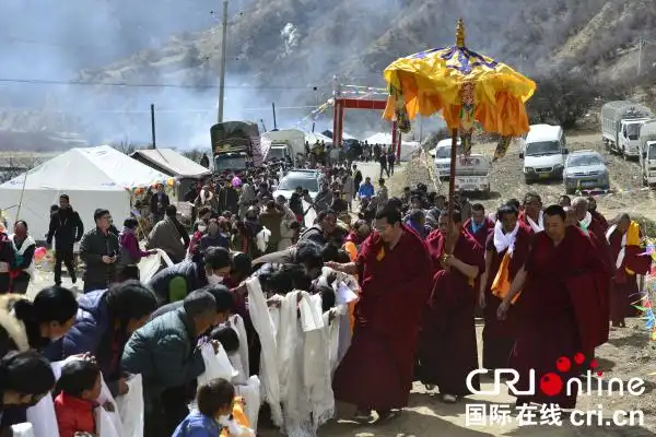 阿坝当地藏传佛教活佛为信众摸顶赐福.(阿坝州委宣传部供图)