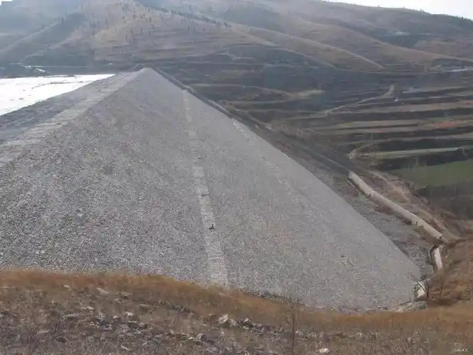 混凝土面板堆石坝具有安全性,经济性以及地形条件适应性方面的突出