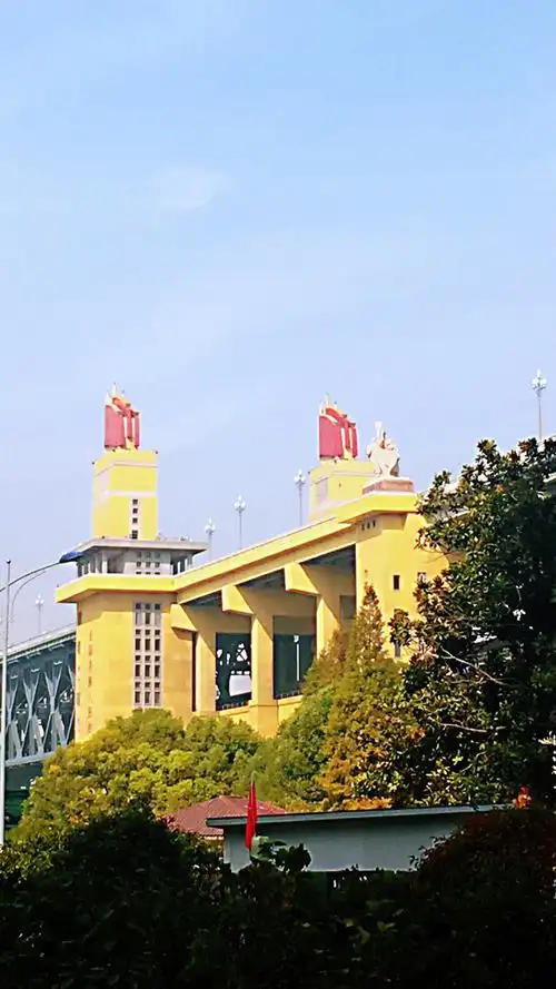 写美篇每一次到南京,都要到长江大桥那儿去转一转,在大桥公园,桥上和