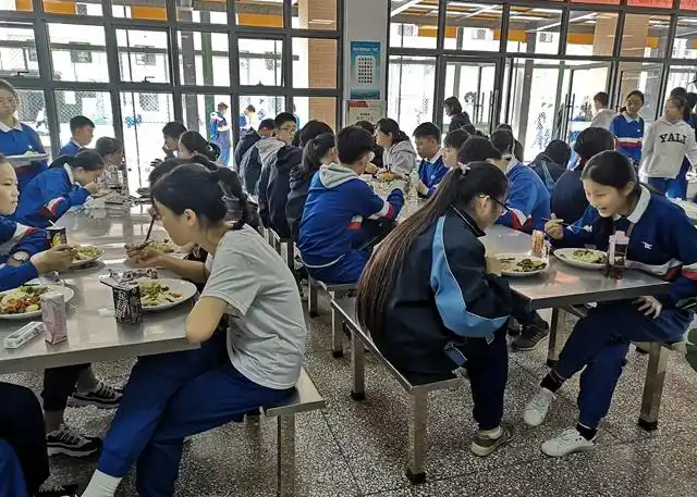 雨花区雅镜中学的学生们在食堂吃中餐. 长沙晚报全媒体记者 谢春年 摄