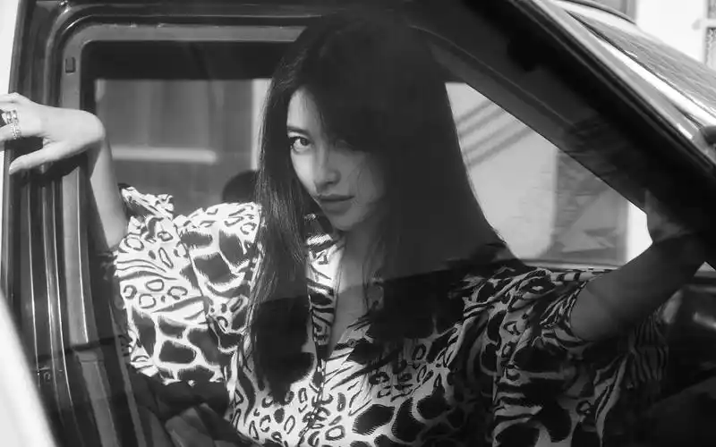 朱珠性感高腰短裤桌面壁纸