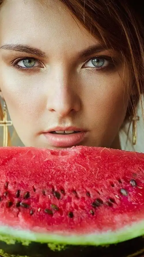 欧美壁纸漂亮的吃货美女