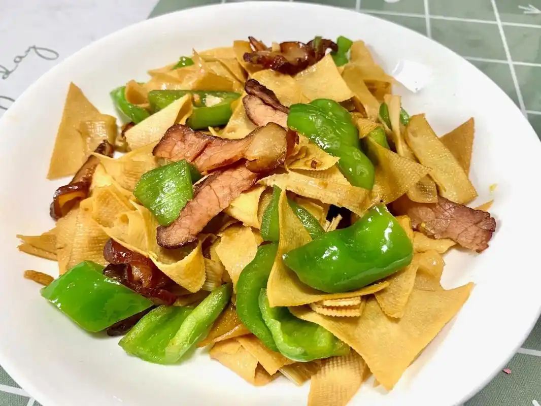 家常菜～尖椒豆皮炒腊肉 豆制品一直是很多人不知道怎么做好吃的一种