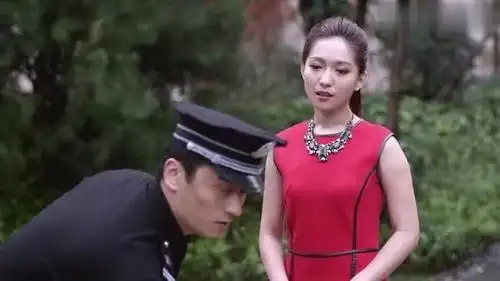 穷小子第一天当保安就遇上女富豪,被溅一身水,好日子从此开始