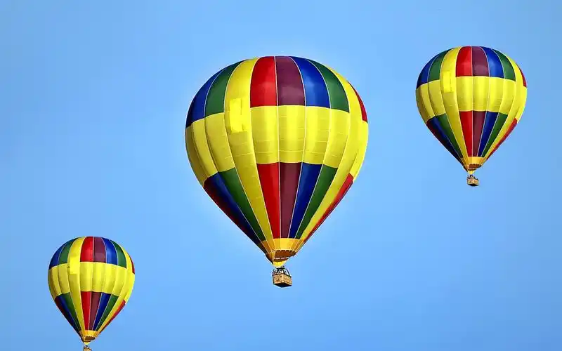 唯美七彩热气球图片桌面壁纸