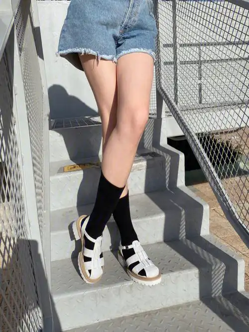 ootd长筒袜搭配罗马凉鞋