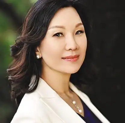 "最美慈善家"霍美卿出身平凡,创造百亿身家佩戴翡翠低调沉稳!