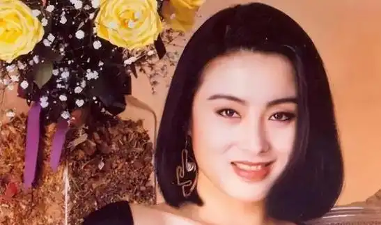 曾被白龙王评价"旺夫",被大亨向华胜宠爱8年,拥有3亿元多身价