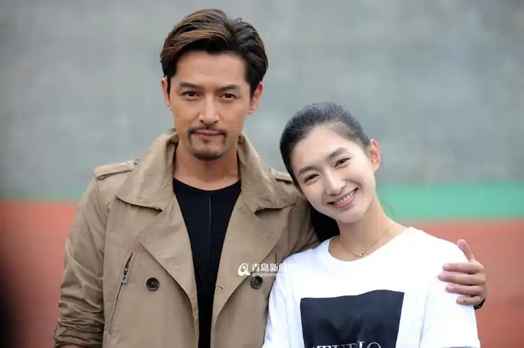 高清胡歌钱枫现身青岛拍戏足球场大秀球技