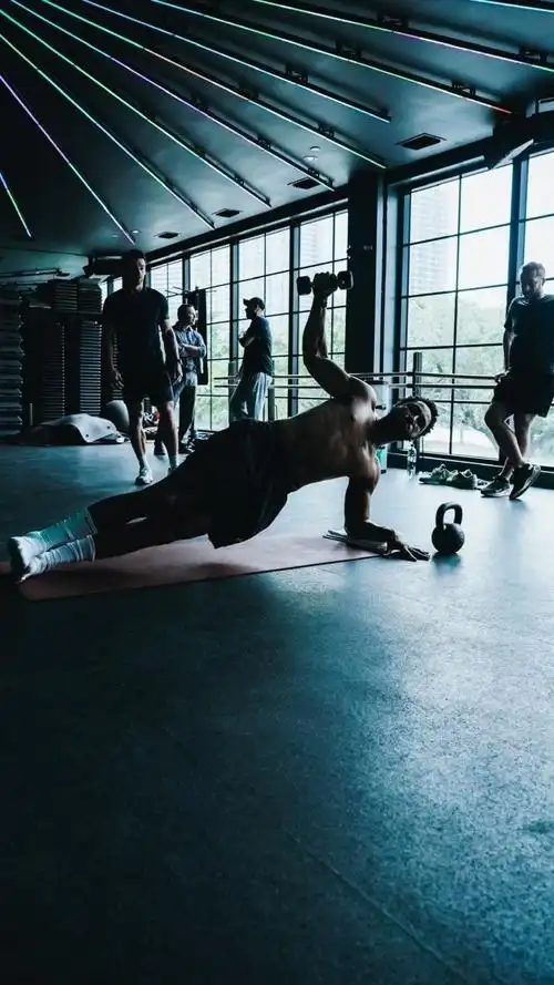 这个背部肌肉线条!西蒙斯ig动态更新三张训练照