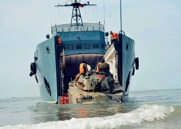 8 陆军登陆舰助力登陆作战演练