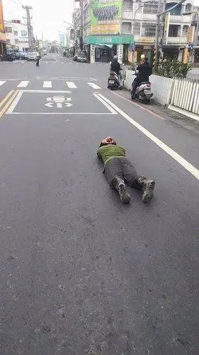 万安演习「男抱头卧倒」 网友:空袭,问单兵如何处置 | ettoday游戏云