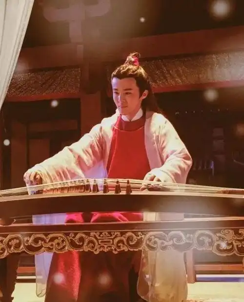 更是最近在《开封府传奇》里的"开封府版梅长苏"的 张子荣