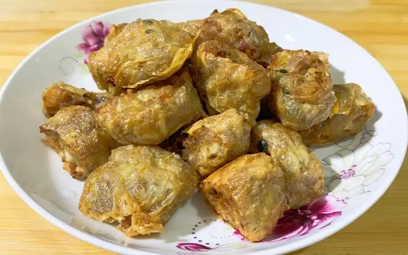 潮汕传统地道小吃"炸果肉"外脆里嫩肉香味道十足,超级好吃.